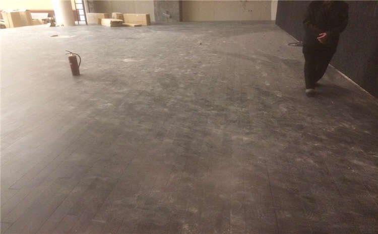 油漆丟了？運(yùn)動(dòng)木地板施工現(xiàn)場(chǎng)需要注意！