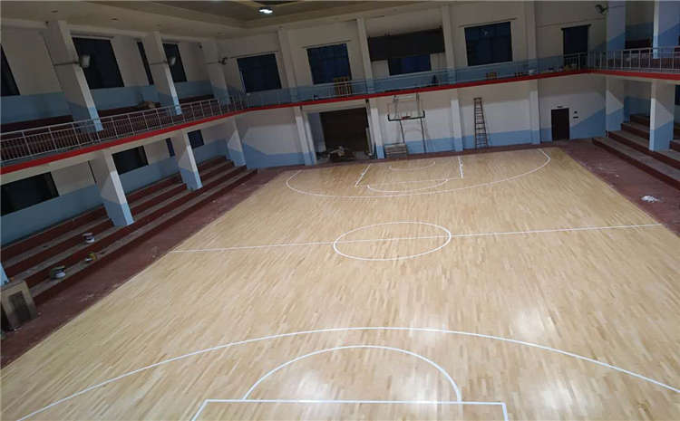 你家的體育木地板面板對嗎？