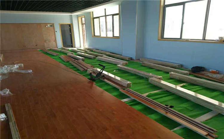 主輔龍骨結(jié)構(gòu)實木運動地板造價是的多少？