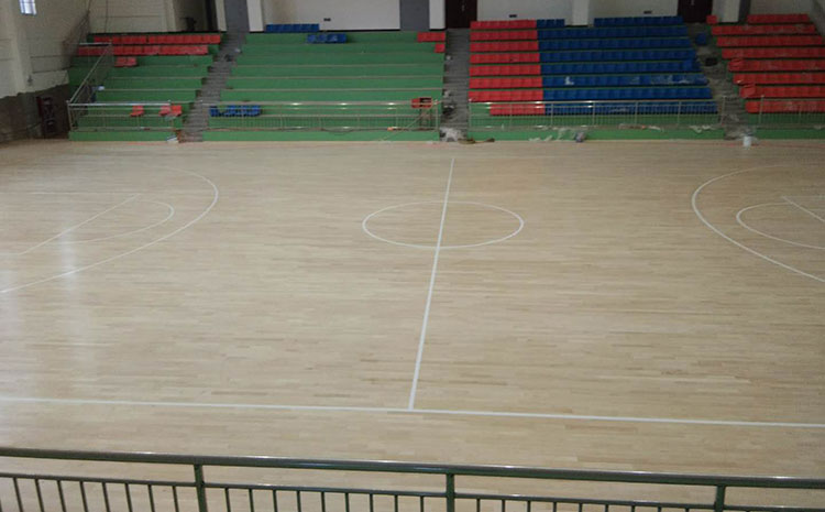 主輔龍骨結(jié)構(gòu)風(fēng)雨操場木地板廠家去哪找？