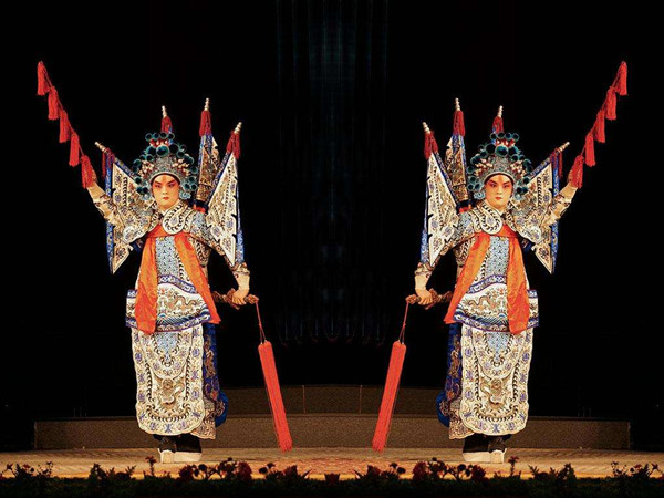 舞臺(tái)地板上的京劇表演