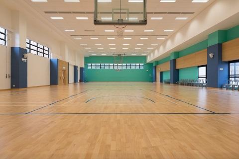 室內(nèi)和室外籃球場地板的區(qū)別在哪里？