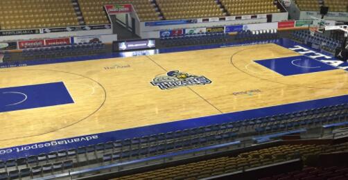 大型籃球賽事，應(yīng)該選擇材質(zhì)的籃球場(chǎng)地板