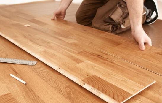 鋪設(shè)實(shí)木地板，這九個(gè)細(xì)節(jié)你注意到了嗎