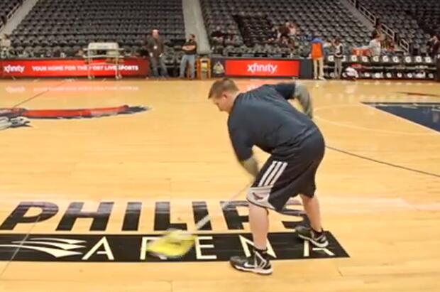 更佳的視覺體驗：室內楓木運動地板