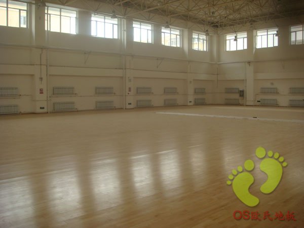 沈陽(yáng)九十九中學(xué)籃球館運(yùn)動(dòng)木地板鋪設(shè)過(guò)程中