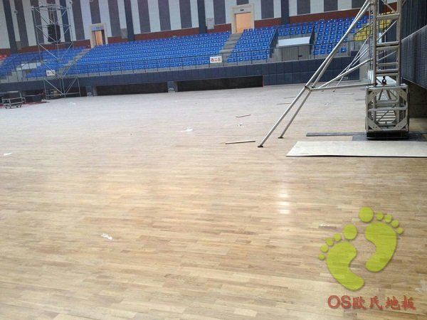 璧山中學(xué)體育館運(yùn)動(dòng)木地板鋪設(shè)